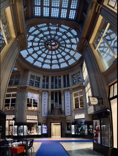 Blick durch die Mädler-Passage zum Kabarett-Theater Sanftwut