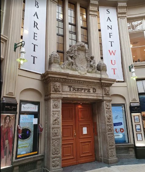 Eingang des Kabarett-Theaters Sanftwut in der Mädler-Passage