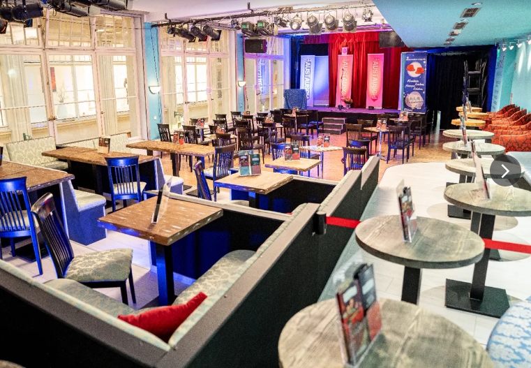 Blick in den Zuschauerraum und auf die Bühne des Sanftwut-Theaters